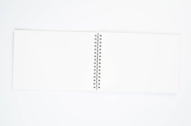 Notepad ile beyaz ofis masaüstü görünümü, minimal tasarım, üst görünüm, kopyalama alanı, düz uzanma