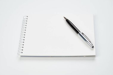 Notepad ve kalem ile beyaz ofis masaüstü görünümü, minimal tasarım, üst görünüm, kopyalama alanı, düz uzanma