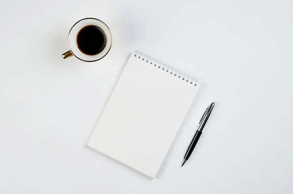 White office Desk top view with Notepad, pen and coffee Cup, minimalist design, top view, copy space, flat lay — стокове фото