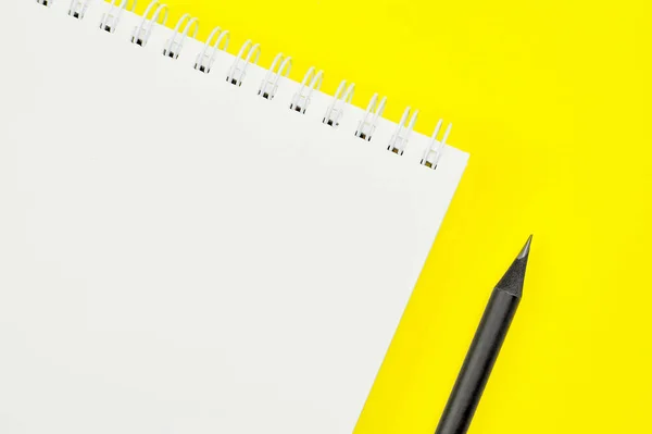 Escritório amarelo Vista superior da mesa com bloco de notas, e lápis, design minimalista, vista superior, espaço de cópia, flat lay — Fotografia de Stock