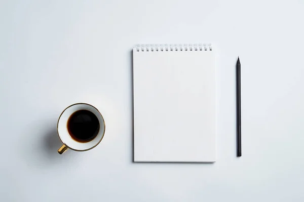 Beyaz ofis Masası Notepad, kalem ve kahve kupası, minimal tasarım, üst görünüm, kopyalama alanı, düz uzanma