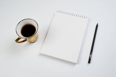 Beyaz ofis Masası Notepad, kalem ve kahve kupası, minimal tasarım, üst görünüm, kopyalama alanı, düz uzanma
