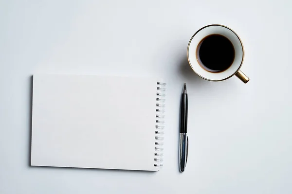 Vit kontor Skrivbord ovanifrån med anteckningsblock, penna och kaffe Cup, minimalistisk design, ovanifrån, kopieringsutrymme, platt låg — Stockfoto