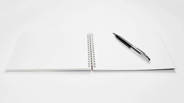 Escritório branco Desk vista superior com Bloco de notas e caneta, design minimalista, vista superior, espaço de cópia, flat lay — Fotografia de Stock