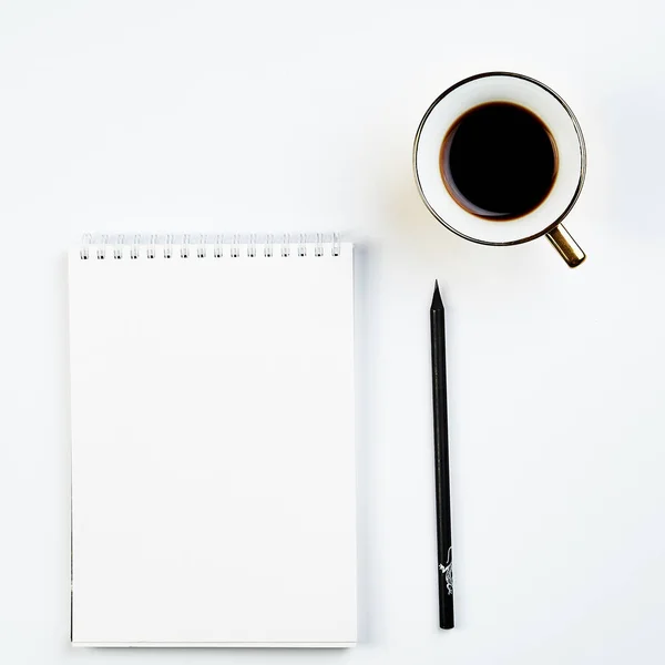 Vit kontor Skrivbord ovanifrån med anteckningsblock, penna och kaffe Cup, minimalistisk design, ovanifrån, kopieringsutrymme, platt låg — Stockfoto