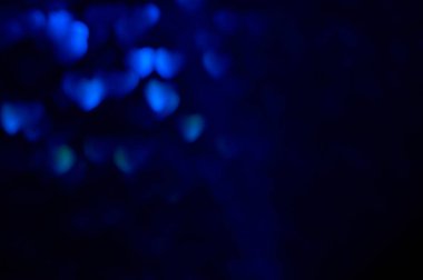 Mavi ve mor uzay, koyu mavi arka planda üç boyutlu kalp şeklinde bulanık, neon renkli parlak renkler, Sevgililer Günü, tatil kartı, soyut arka plan