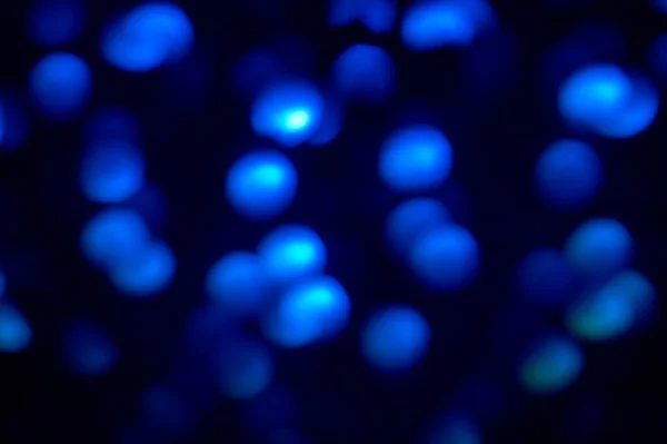 Mavi ve mor uzay koyu mavi arkaplanda üç boyutlu bulanık bokeh, neon sulu parlak renkler, soyut arkaplan