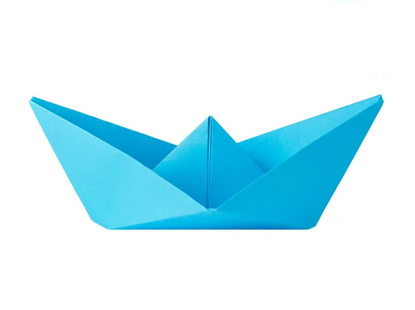 Mavi kağıt tekne. İş ve liderlik kavramı. Beyaz arka planda izole edilmiş. Kraft kağıdı ve origami.