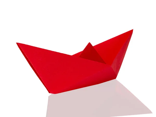 Kırmızı kağıt tekne. İş ve liderlik kavramı. Beyaz arka planda izole edilmiş. Kraft kağıdı ve origami.