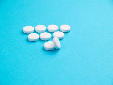 Mavi arka planda beyaz haplar