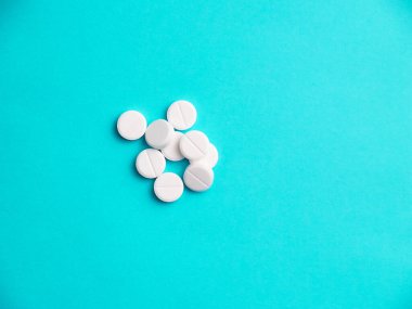 Mavi arka planda beyaz haplar