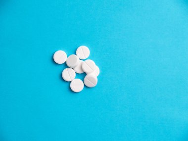 Mavi arka planda beyaz haplar