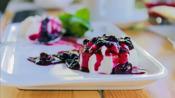 Dessert Très Savoureux Panacota Blanc Avec Confiture Framboises Sur Dessus — Photo