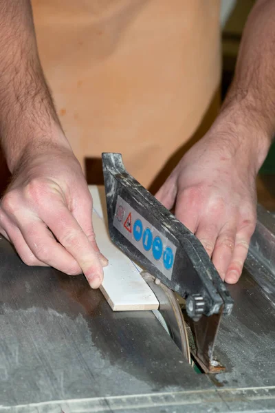 Master Tiler Sågar Kakel Våt Väg Maskin Med Diamant Disk — Stockfoto