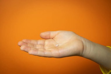 Çocuğun eline düşen ilk bebek dişi, diş perisinin mutluluğu ve beklentisi..