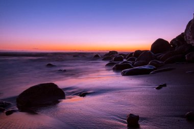 Çok güzel bir gün batımı ve gün batımından sonra parlak bir atmosfer klasik mavi bir mor renkle. seçici odak