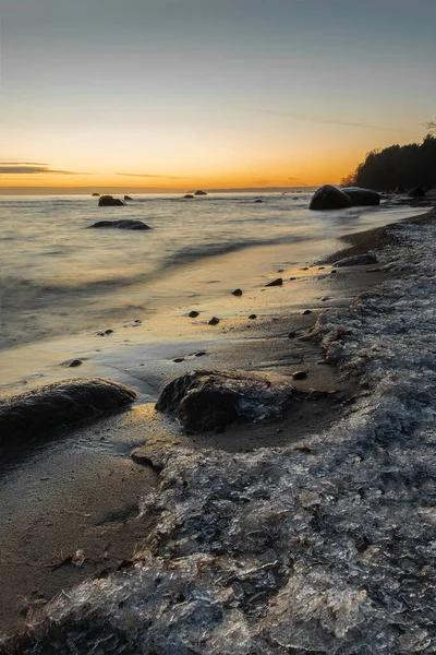 Дивно Красиве Море Невеликою Кількістю Льоду Снігу Березі Барвистий Пейзаж — стокове фото