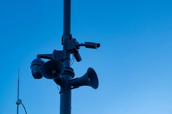 Alles Onder Controle Zwarte Camera Bekijken Een Kolom Een Openbare — Stockfoto