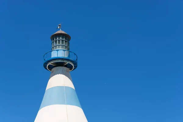 Mavi yaz gökyüzü arkaplanındaki deniz feneri