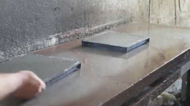 Döşeme taşlarının üretimi. Mini fabrika. Titreşim tablosu ile beton harç sıkıştırması ve kalıbı.