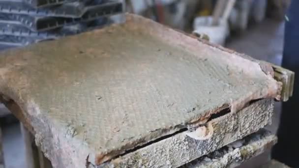 Výroba dlaždic. Mini továrna. Položení betonové malty do forem. — Stock video