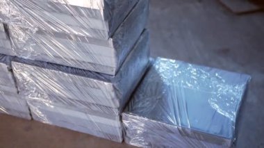 Döşeme taşlarının üretimi. Mini fabrika. İnsan depolama için hazır fayansları katlar.