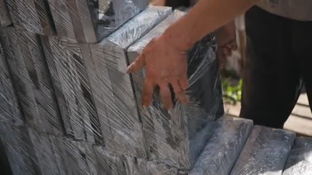 Produzione di piastrelle per pavimentazione. Mini fabbrica. Uomo pieghe ready-made piastrelle per lo stoccaggio . — Video Stock