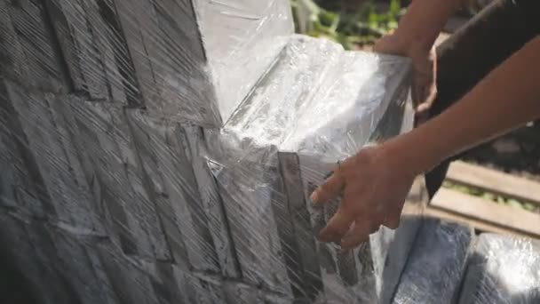 生产铺路砖。小工厂人类折叠现成的瓷砖以储存. — 图库视频影像