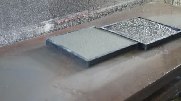 Productie van tegels. Mini fabriek. Verdichting en gieten van betonmortel met triltafel. — Stockvideo