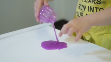 Bebek elleri sümükle oynar