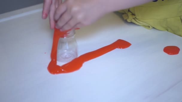 Baby hands play with slime — Stock Video