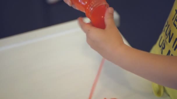 아기 손 이 점액을 가지고 노는 모습 — 비디오