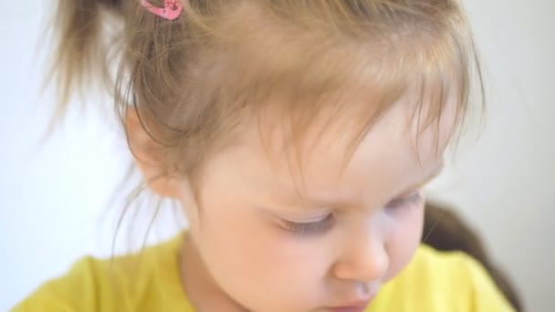 A menina está brincando com lodo perto da cara. Close-up — Vídeo de Stock