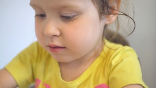 La niña está jugando con el limo cerca de la cara. Primer plano — Vídeo de stock