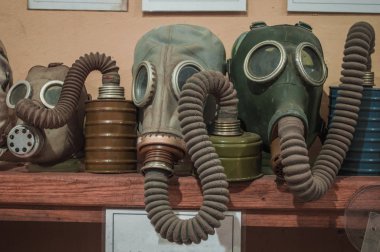 Boru ile gaz maskesi