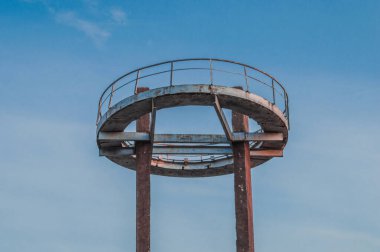 Kule eski harabe sahnenin üzerinde