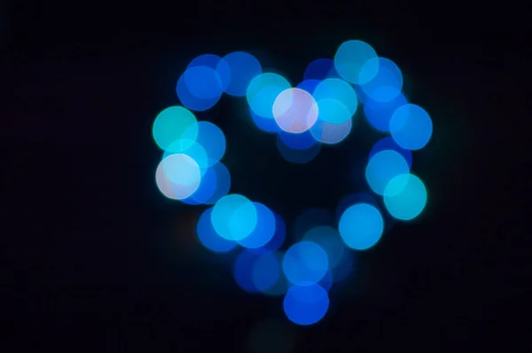 Ghirlanda di Natale con luci colorate a forma di cuore . — Foto Stock