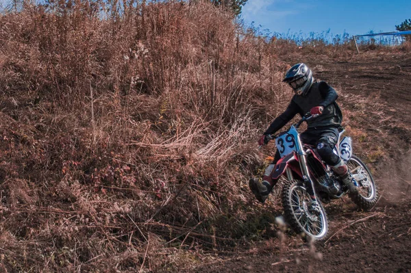 Motocross jeździec w akcji — Zdjęcie stockowe