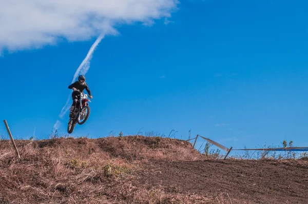 Motocross rider en acción — Foto de Stock