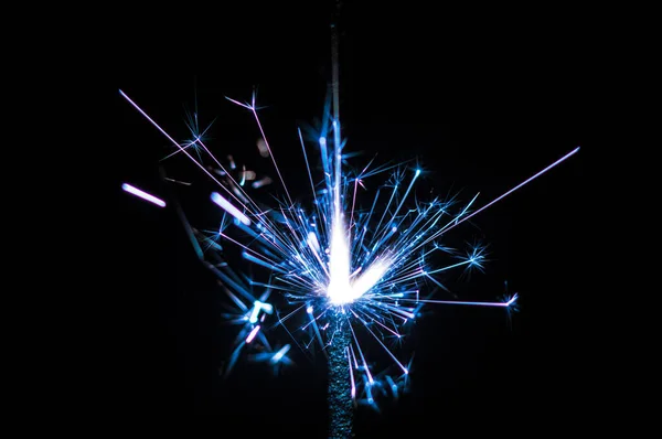 Sparkler in luce blu e bianca su sfondo nero — Foto Stock