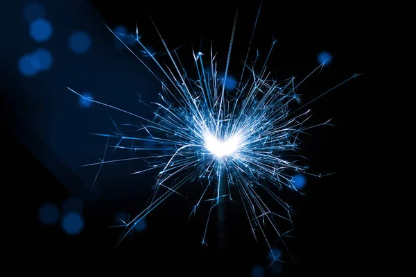 Siyah arkaplanda mavi ve beyaz ışık parlıyor.
