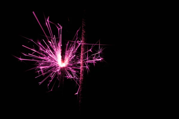 Sparkler in luce rosa e bianca su sfondo nero . — Foto Stock