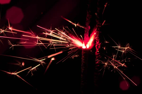 Brillante en luz roja y blanca sobre fondo negro —  Fotos de Stock