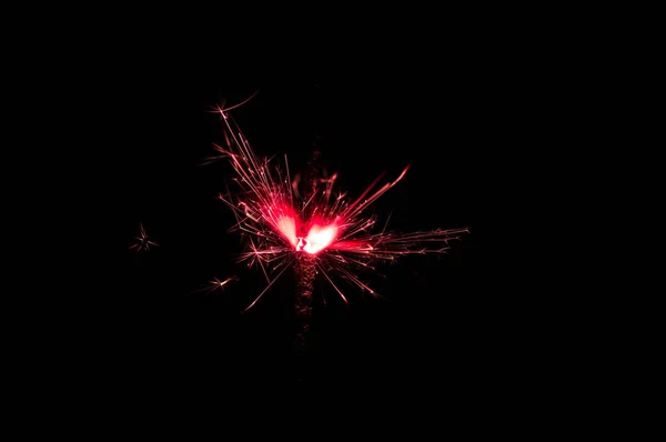 Sparkler in luce rossa e bianca su sfondo nero — Foto Stock