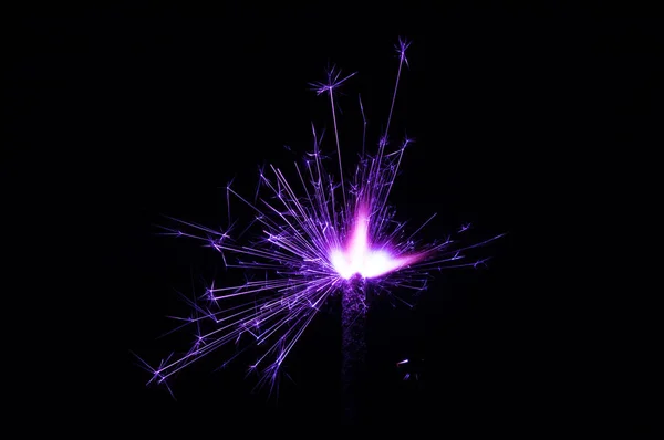 Sparkler in luce viola e bianca su sfondo nero . — Foto Stock