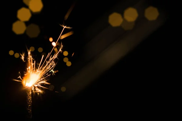 Brillante en luz amarilla y naranja sobre fondo negro . —  Fotos de Stock