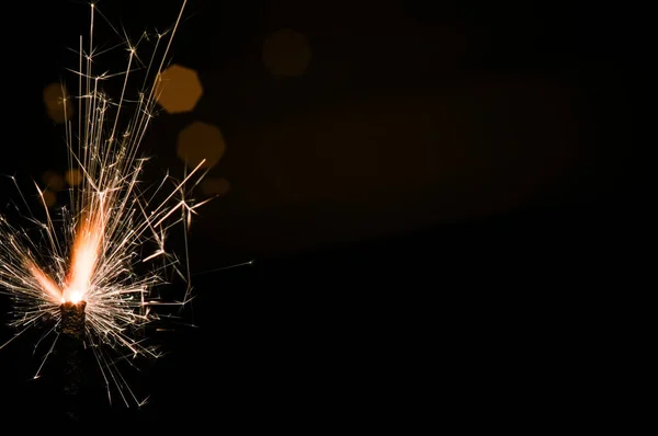 Brillante en luz amarilla y naranja sobre fondo negro . — Foto de Stock