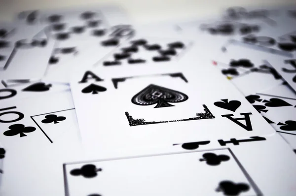混乱中的黑色扑克 — 图库照片