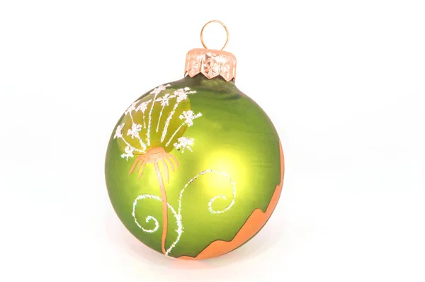 Πράσινη χριστουγεννιάτικη μπάλα απομονωμένη σε λευκό φόντο — Φωτογραφία Αρχείου