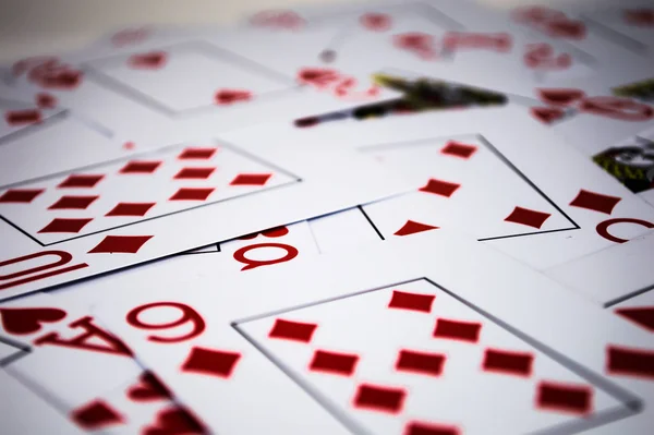 Cartes à jouer rouges dans le chaos — Photo